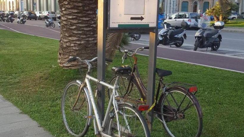Il cartello diventa rastrelliera