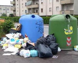 Rifiuti davanti alle campane