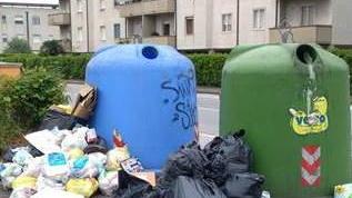Rifiuti davanti alle campane