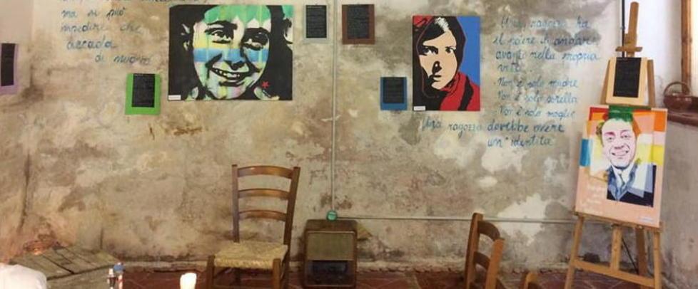 Gli artisti espongono le opere nel borgo 