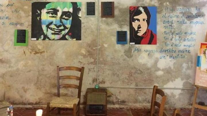 Gli artisti espongono le opere nel borgo