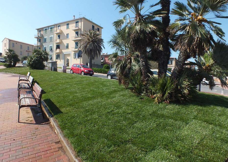 Con palme e prato un altro belvedere in piazza Manzoni 