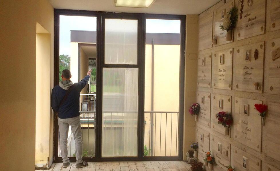 Parenti costretti alle intemperie, da mesi mancano i vetri al cimitero