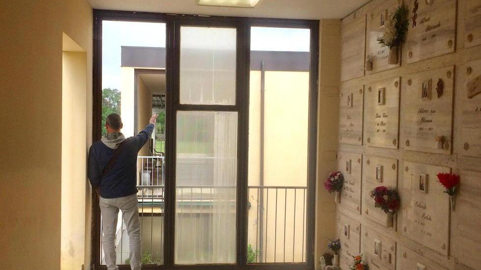 Parenti costretti alle intemperie, da mesi mancano i vetri al cimitero