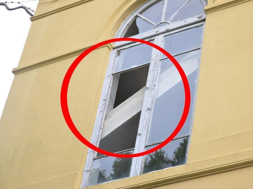 Porte e finestre rotte nella scuola 