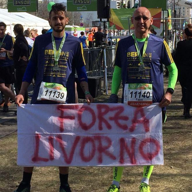Padre e figlio corrono insieme la mezza maratona di Berlino 