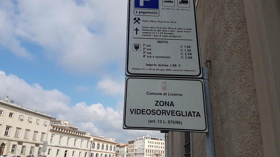 Stalli blu, nella stessa strada due tariffe diverse per parcheggiare