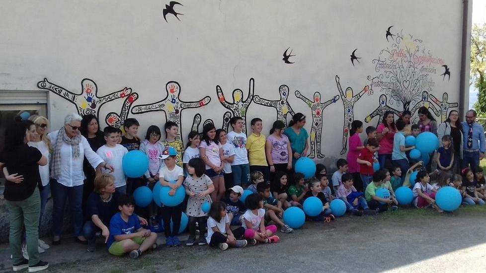 Scuola, inaugurato il grande murales degli alunni