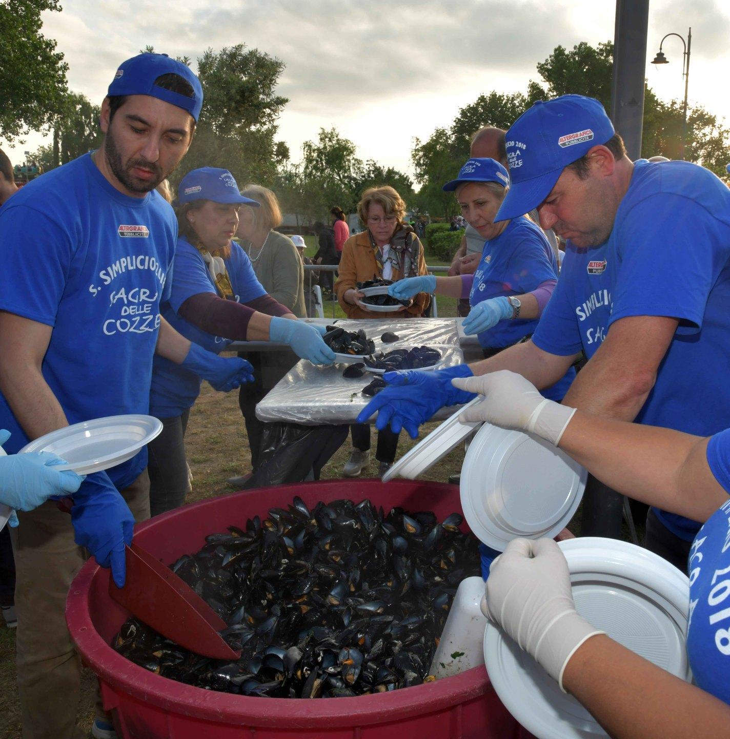 San Simplicio migliaia in fila per la sagra delle cozze