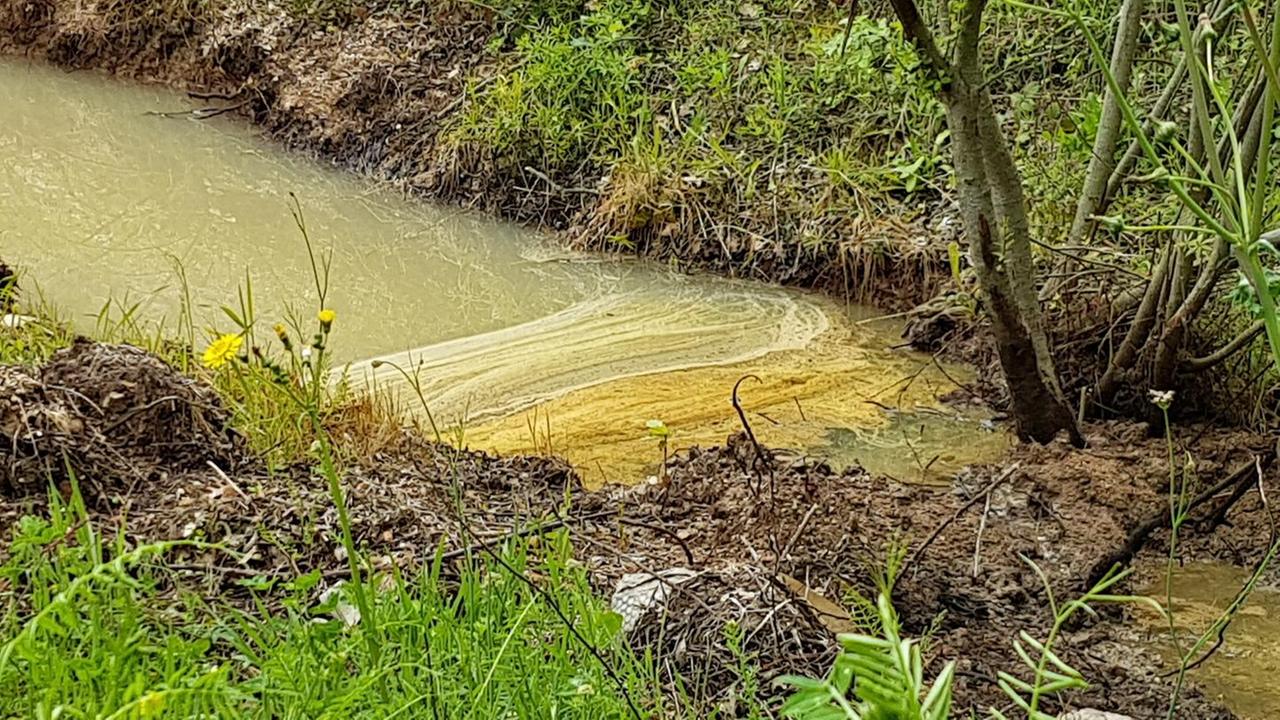 Si rompe una cisterna, il gasolio invade il terreno