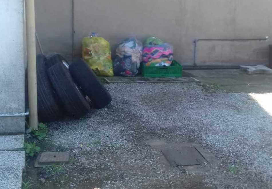 Auto spostata, sistemato il tubo rotto