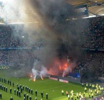 Caos in Bundesliga L’Amburgo va in B La furia dei tifosi