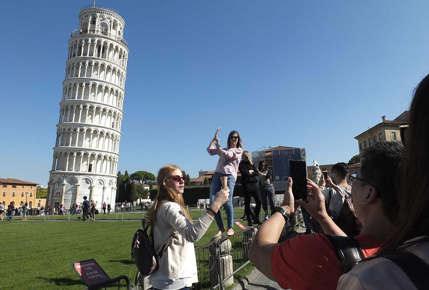 La pendenza della Torre per la foto "obbligata"  dei turisti