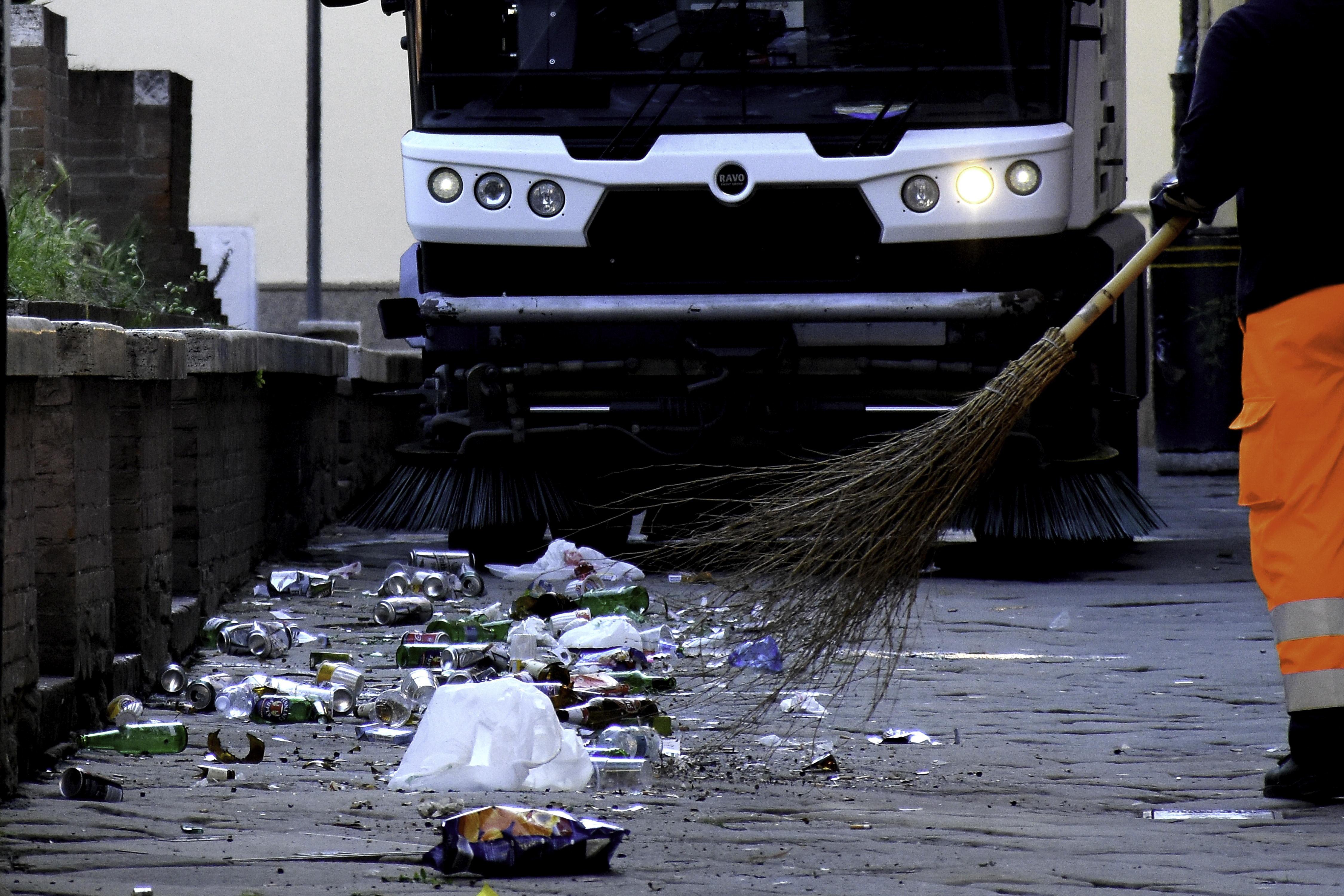 Spazzatrici rimuovono decine di bottiglie in piazza San Francesco (foto Bf)