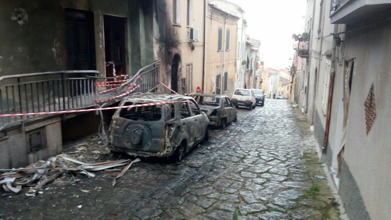 L'incendio di un'auto raggiunge le case: famiglie in fuga dalle finestre