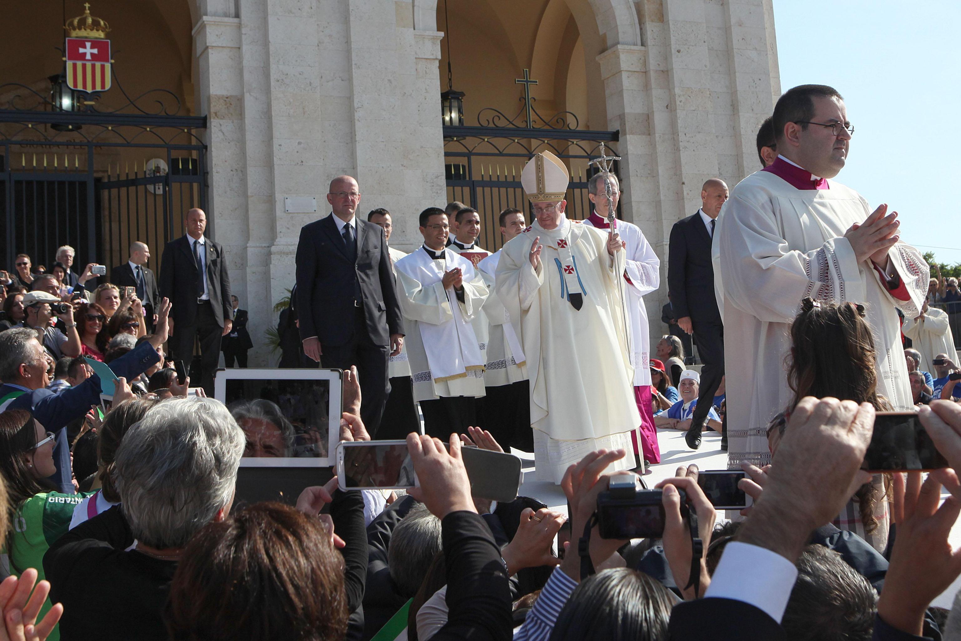 Papa Francesco in occasione della visita al santuario di Nostra Signora di Bonaria a Cagliari 