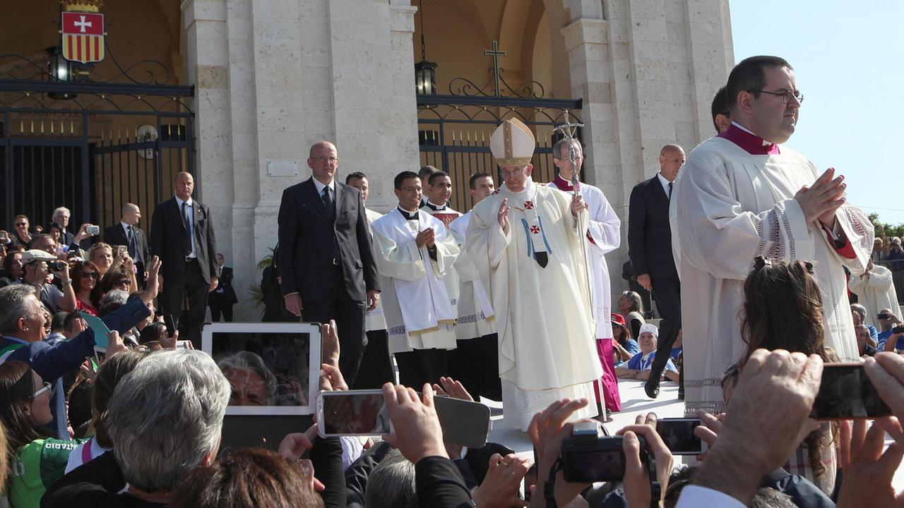 Papa Francesco in occasione della visita al santuario di Nostra Signora di Bonaria a Cagliari 