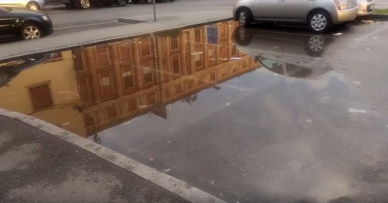 La grossa pozzanghera in piazza Aiazzi