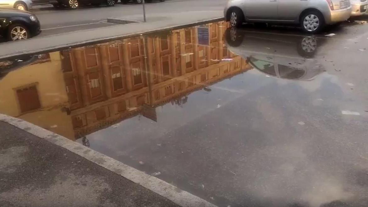La grossa pozzanghera in piazza Aiazzi