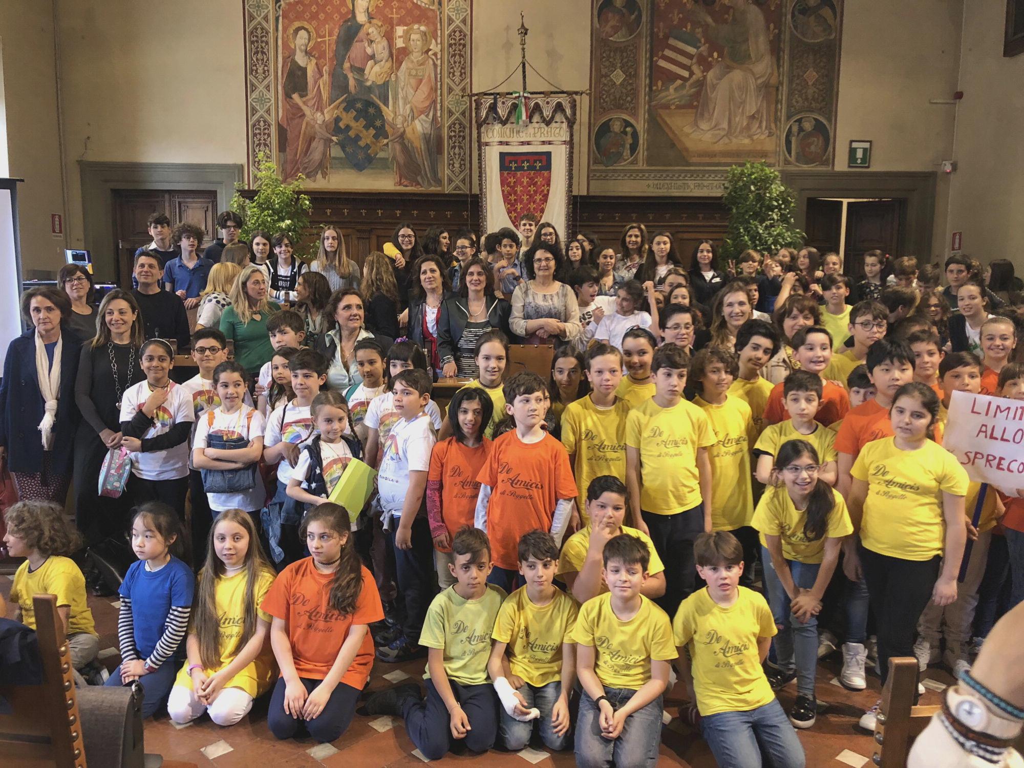 Foto di gruppo nel salone consiliare per gli alunni premiati