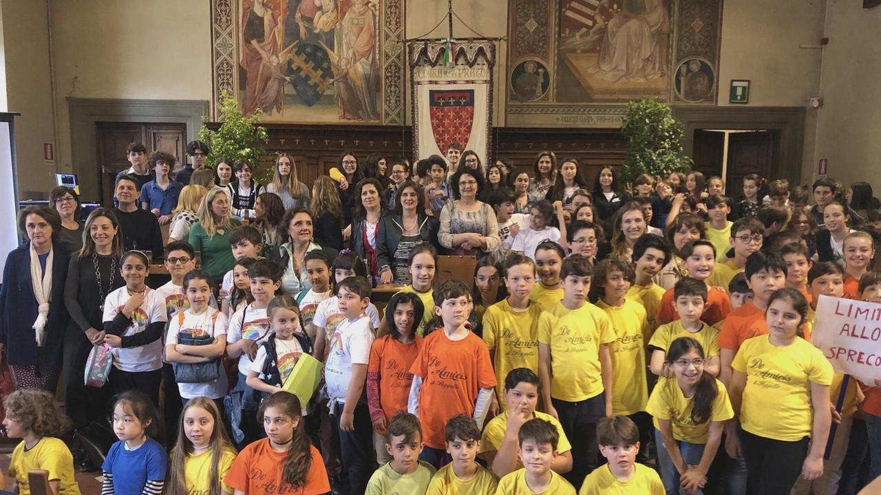 Foto di gruppo nel salone consiliare per gli alunni premiati