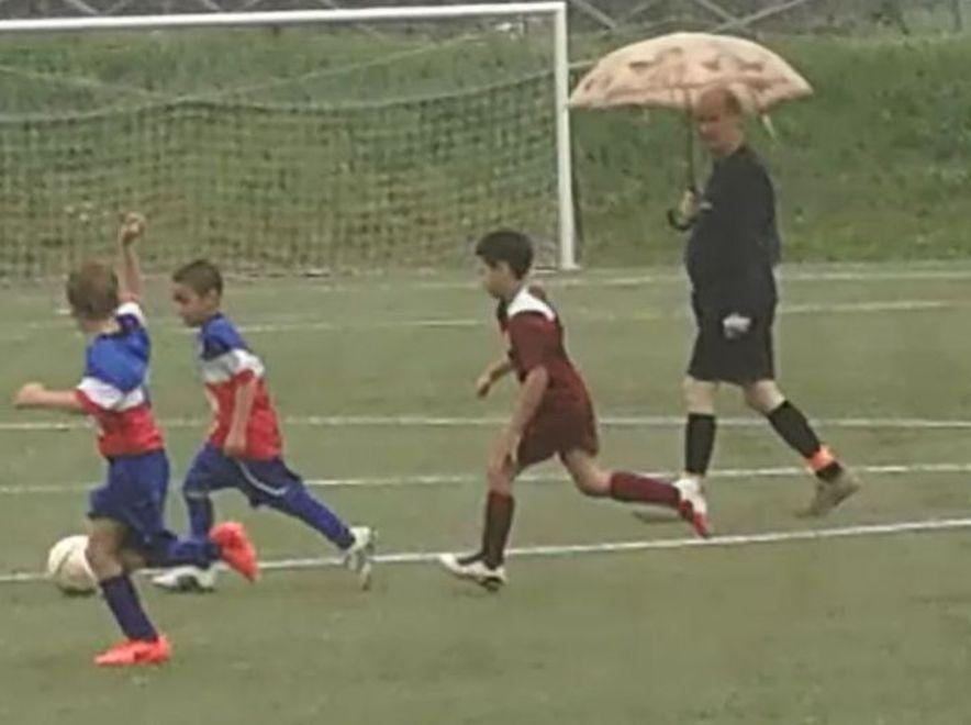 Piove, l’arbitro fischia con... l’ombrello 