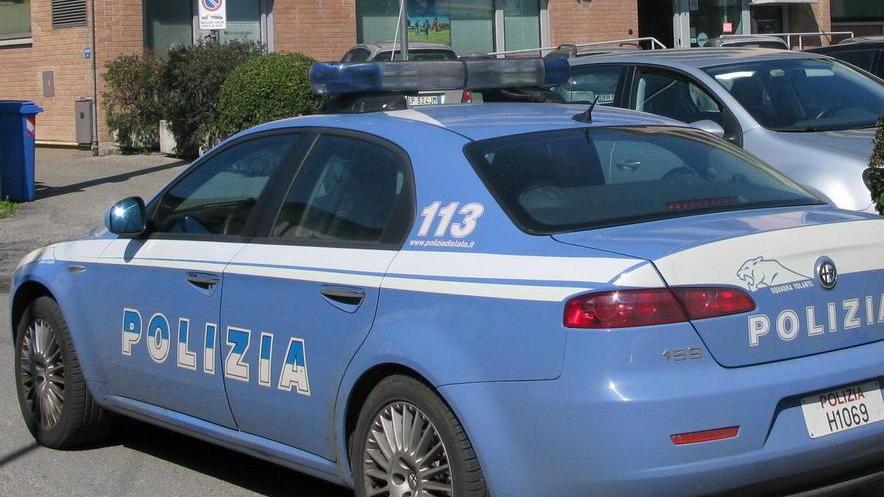 Accoltella il marito a una mano, denunciata