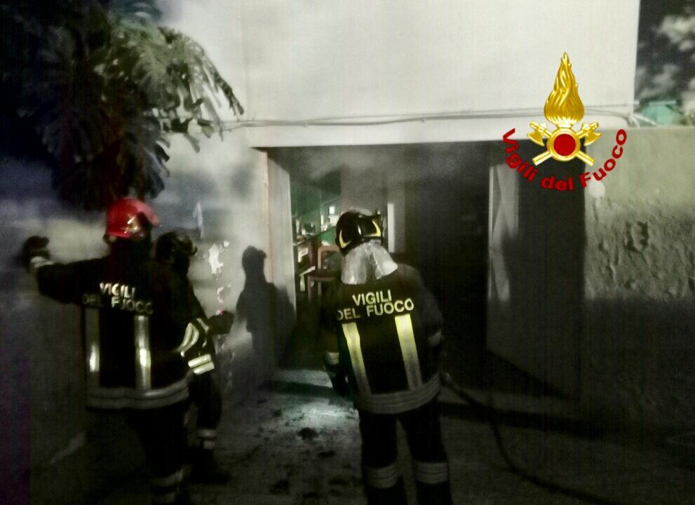Quartu, incendio in uno scantinato: un intossicato