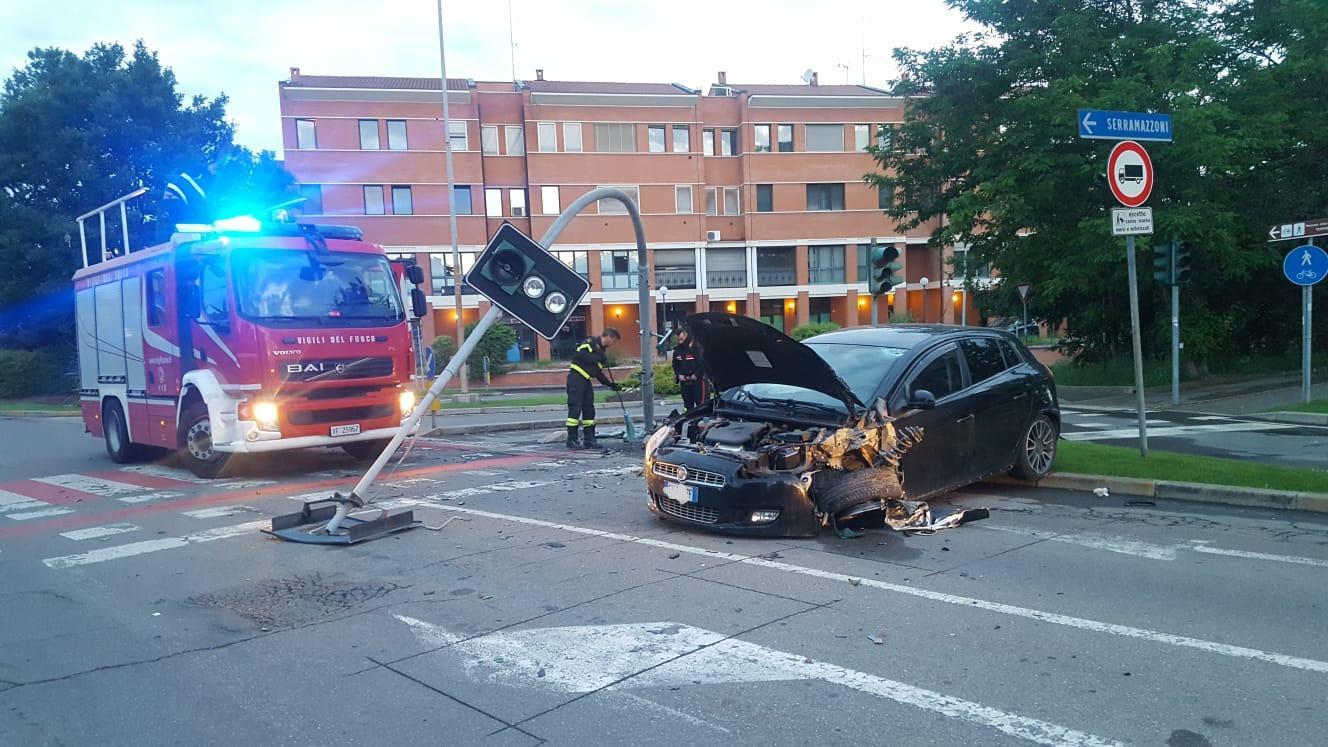 Maranello, scontro tra due auto, divelto un semaforo 
