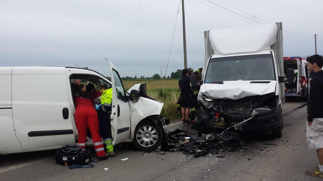 Violento scontro fra due furgoni a Marmirolo