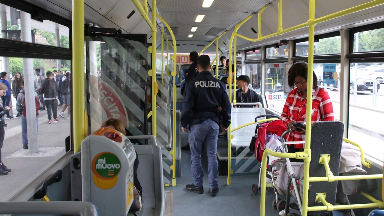 Reggio Emilia, aggressione al controllore Seta: denunciate due 15enni