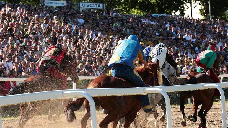 Una batteria della scorsa edizione del Palio di Fucecchio (Foto Agenzia Carlo Sestini)