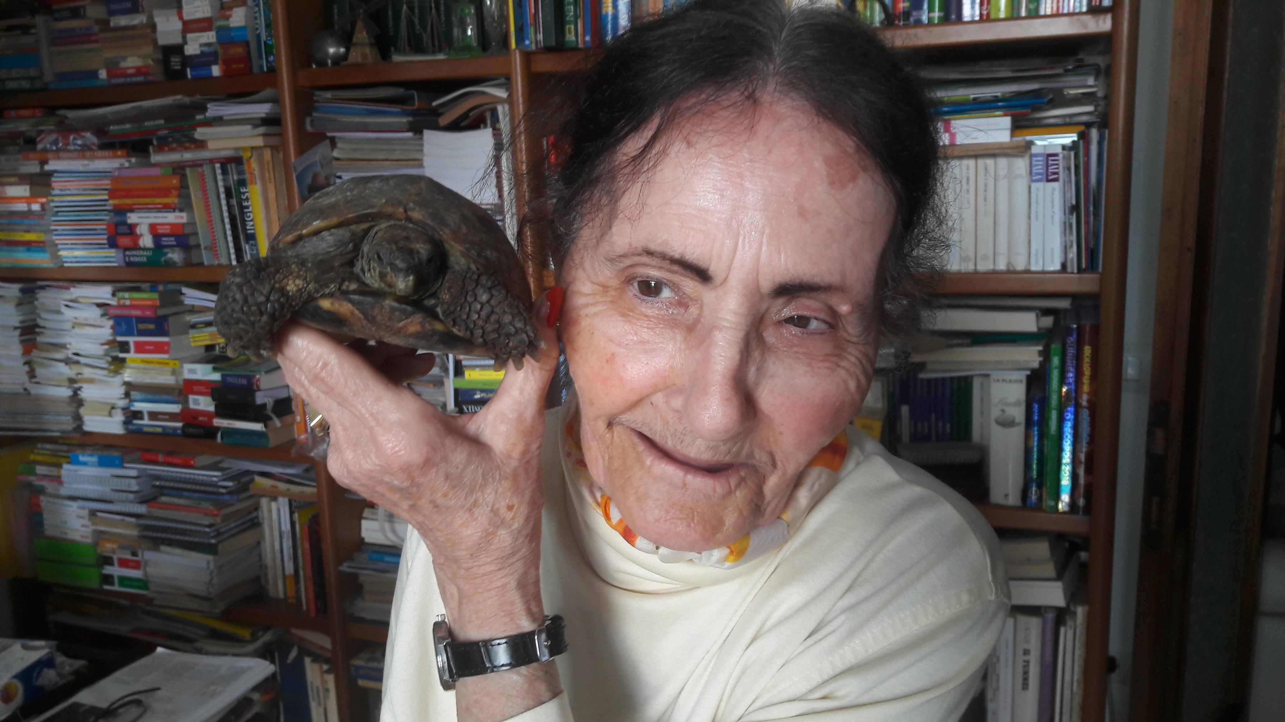 Vanda Scudieri e la sua tartaruga