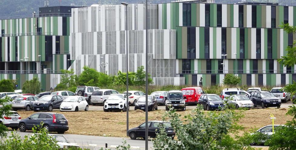 Parcheggi abusivi davanti al San Jacopo (foto Gori)