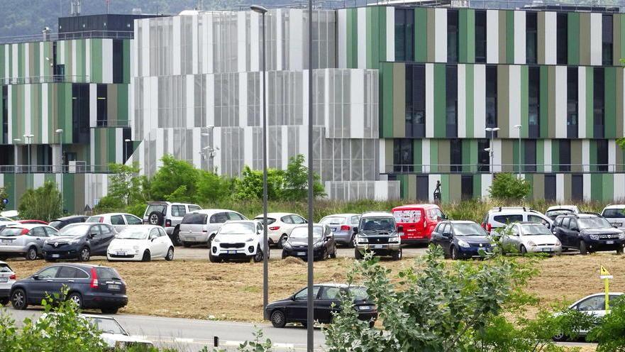 Parcheggi abusivi davanti al San Jacopo (foto Gori)