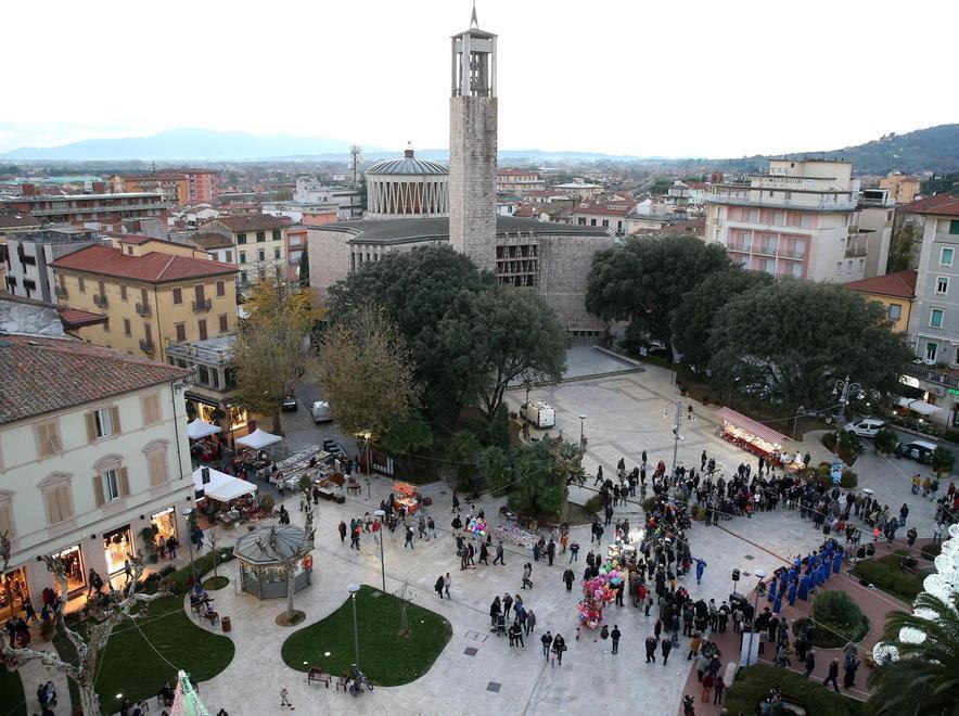 Una panoramica di piazza del Popolo a Montecatini