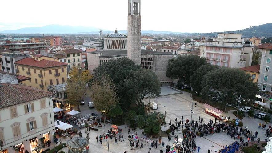 Una panoramica di piazza del Popolo a Montecatini