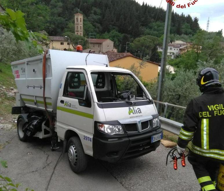 Un autocarro di Alia si ribalta e finisce in una scarpata