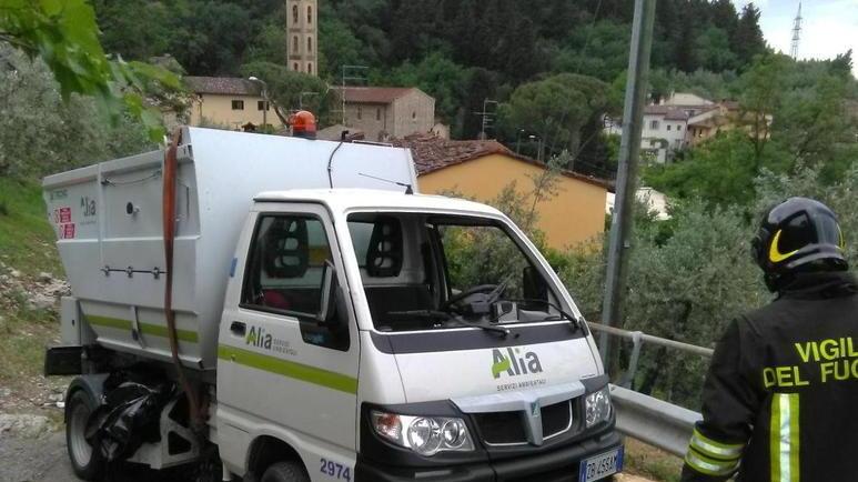 Un autocarro di Alia si ribalta e finisce in una scarpata