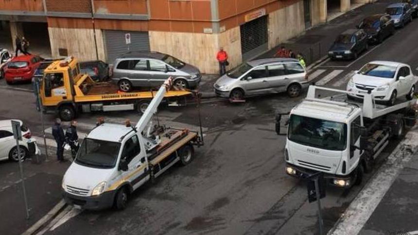 Parcheggio selvaggio Cinque auto rimosse