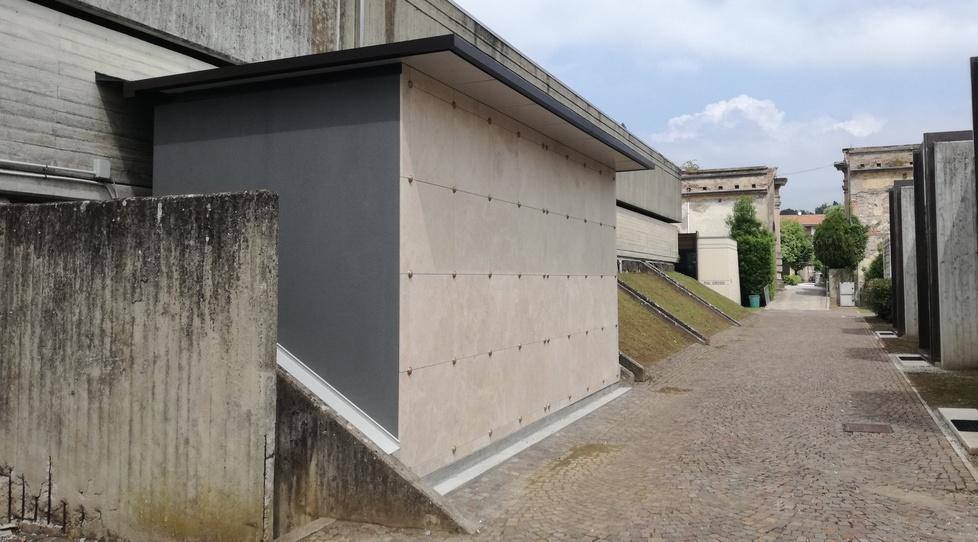 Polemica sui loculi preassemblati «Deturpano il nostro cimitero» 