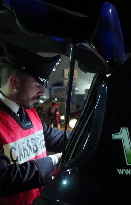Si ribella ai militari: arrestato 