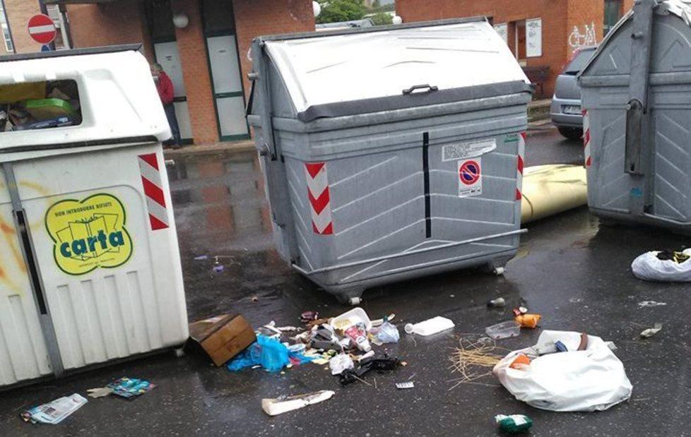 Lungo le strade lasciati anche i materassi 