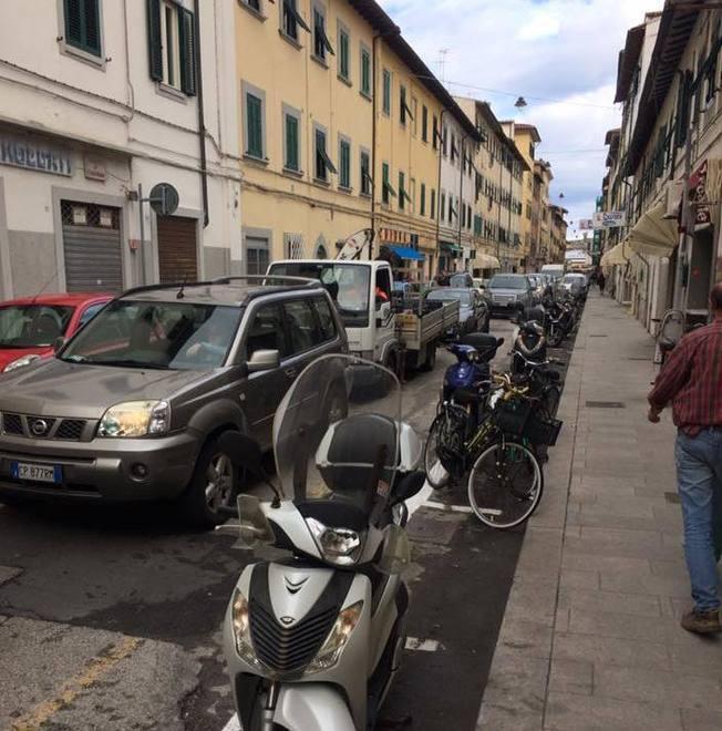 «Così non si respira e parcheggiare ora è impossibile» 