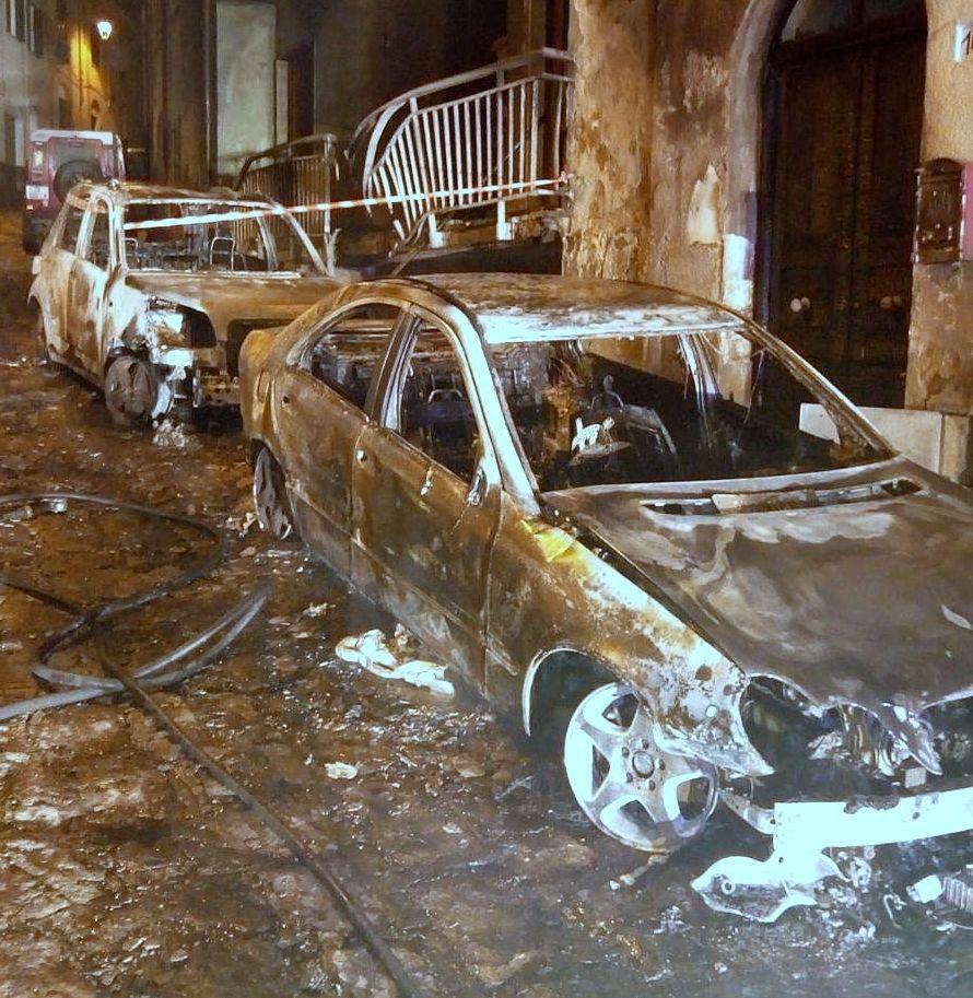 Due auto in fiamme terrore in paese 