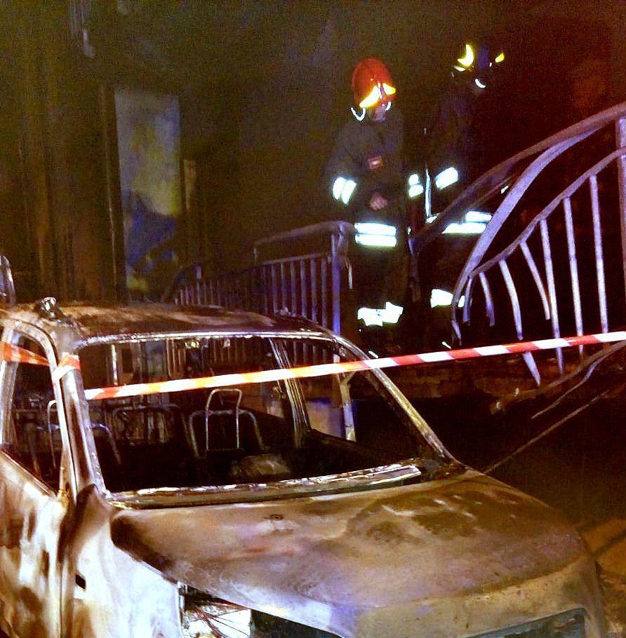 Rogo dalle auto si propaga alla palazzina: fuga dalla finestra