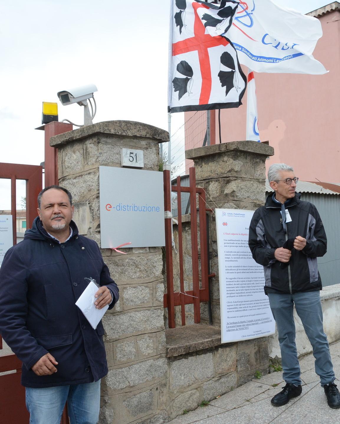 Sit in di protesta dei lavoratori Enel: «Chiediamo rispetto»
