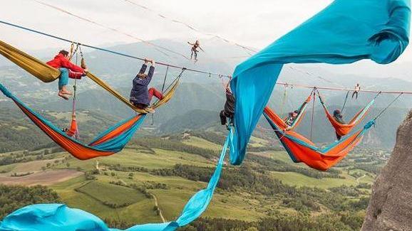 Sei giorni sospesi nel vuoto con lo slackline alla Pietra