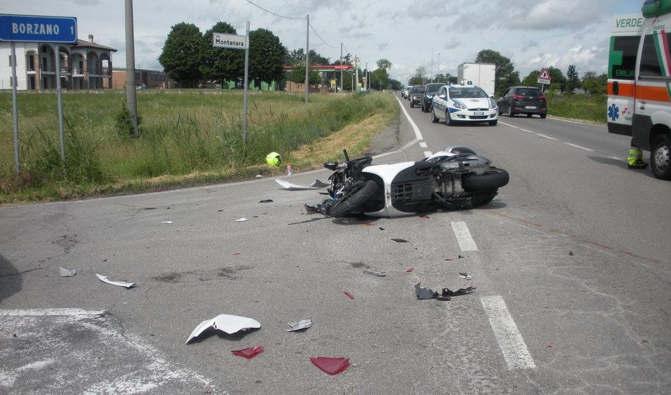 Con lo scooter si schianta contro il furgone del pane 