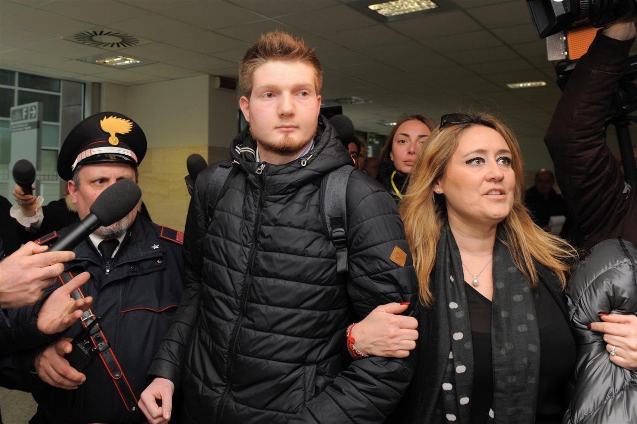Caso Ragusa, Daniele piange e papà lo abbraccia 
